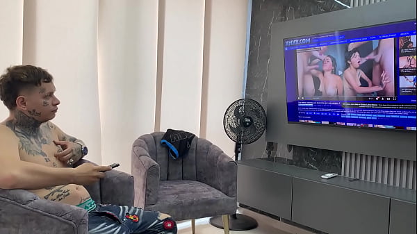 Mi timida hermanastra esta celosa de mi nueva novia y me hace una mamada cuando estoy en videollamada con ella.